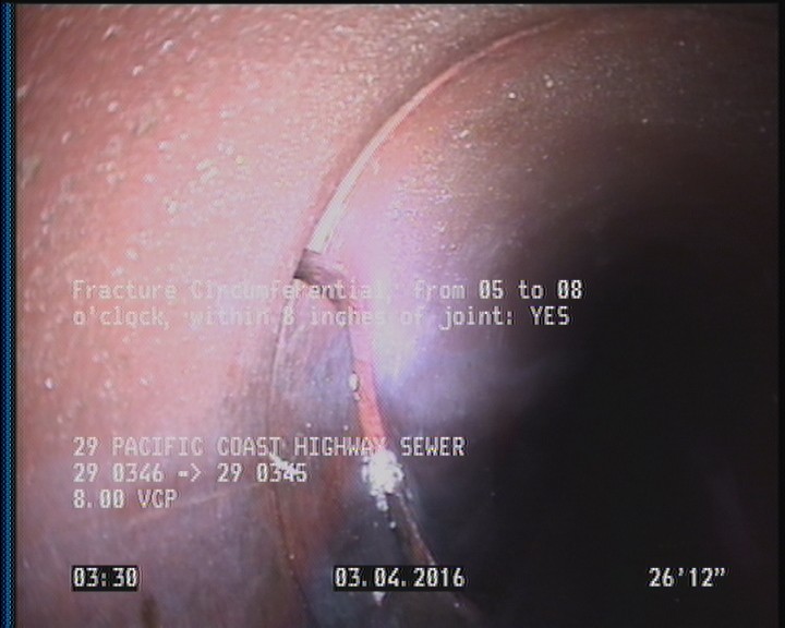 Fracture Circumferential, from 05 to 08 o'clock, within 8 inches of joint: YES