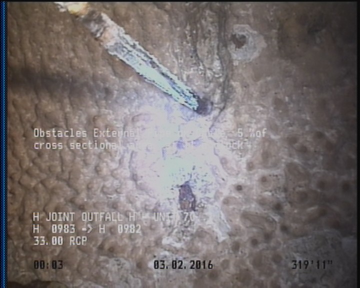 Obstacles External Pipe or Cable, 5 %of cross sectional area, at 11 o'clock