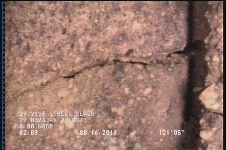 Fracture Spiral, from 03 to 05 o'clock, within 8 inches of joint: YES