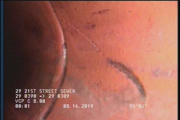 Fracture Spiral, from 05 to 06 o'clock, within 8 inches of joint: YES