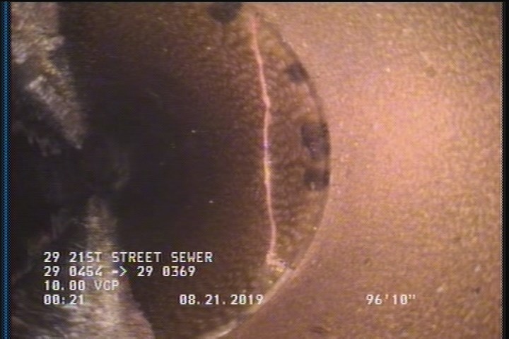 Fracture Spiral, from 11 to 02 o'clock, within 8 inches of joint: YES
