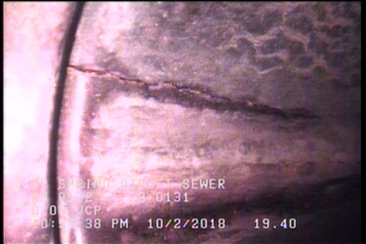 Fracture Longitudinal, at 09 o'clock, within 8 inches of joint: YES