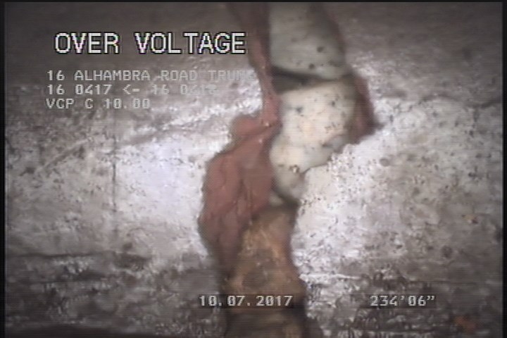 Broken Soil Visible, from 10 to 02 o'clock, within 8 inches of joint: YES - SEVERE CIRCUM FRACTURE