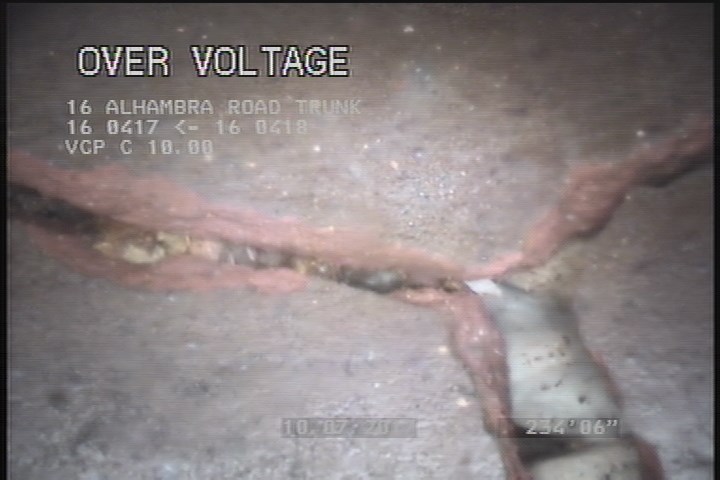 Broken Soil Visible, from 10 to 02 o'clock, within 8 inches of joint: YES - SEVERE CIRCUM FRACTURE