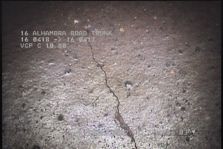 Fracture Longitudinal, at 12 o'clock, within 8 inches of joint: YES, Start - SLIGHT