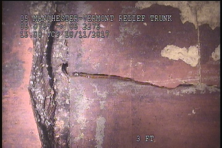 Broken, from 09 to 03 o'clock, within 8 inches of joint: YES