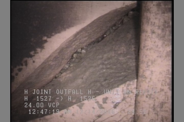 Broken Soil Visible, from 02 to 04 o'clock, within 8 inches of joint: YES