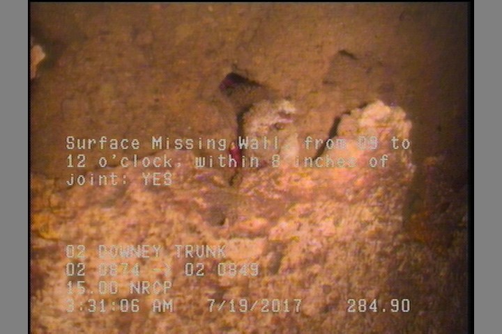 Surface Missing Wall, from 09 to 12 o'clock, within 8 inches of joint: YES - SOIL VISIBLE