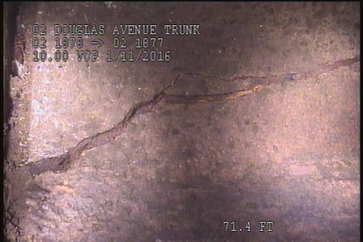 Fracture Multiple, from 08 to 04 o'clock, within 8 inches of joint: YES