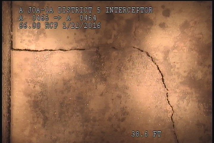 Fracture Multiple, from 10 to 02 o'clock, within 8 inches of joint: YES