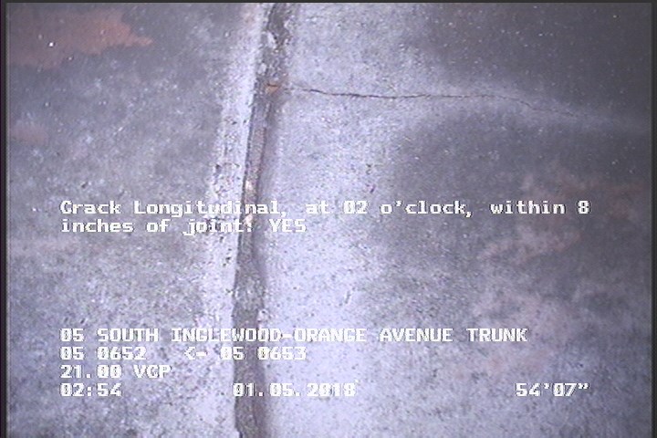 Crack Longitudinal, at 02 o'clock, within 8 inches of joint: YES
