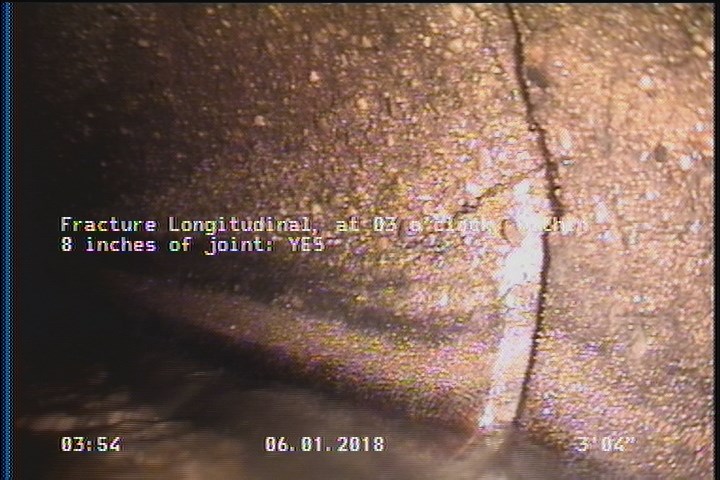 Fracture Longitudinal, at 03 o'clock, within 8 inches of joint: YES
