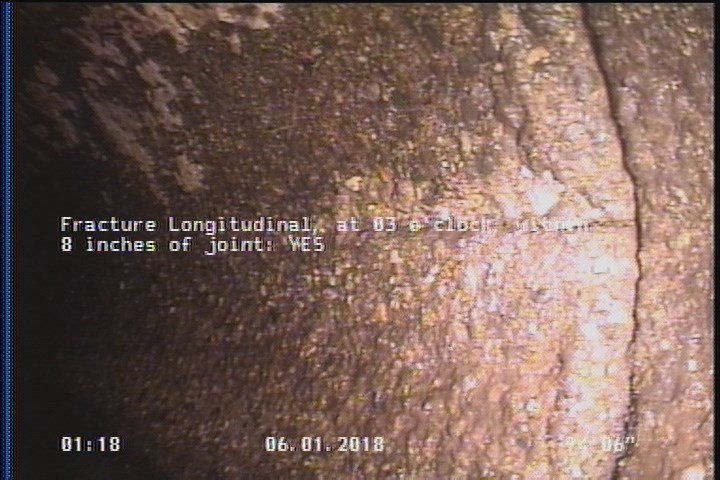 Fracture Longitudinal, at 03 o'clock, within 8 inches of joint: YES