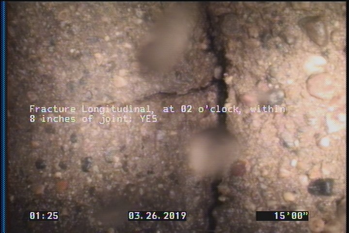 Fracture Longitudinal, at 02 o'clock, within 8 inches of joint: YES