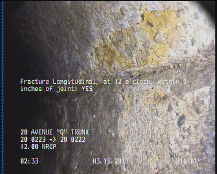 Fracture Longitudinal, at 12 o'clock, within 8 inches of joint: YES
