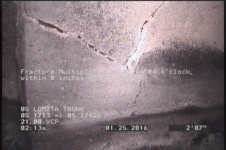 Fracture Multiple, from 08 to 04 o'clock, within 8 inches of joint: YES
