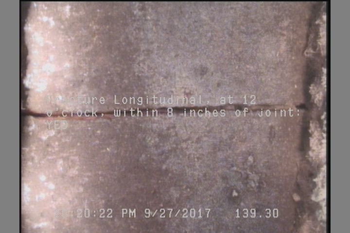 Fracture Longitudinal, at 12 o'clock, within 8 inches of joint: YES