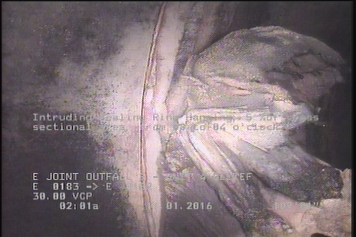 Intruding Sealing Ring Hanging, 5 %of cross sectional area, from 08 to 04 o'clock