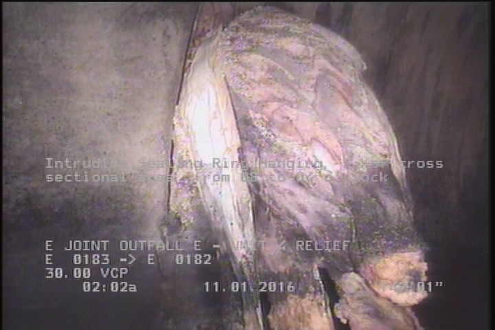 Intruding Sealing Ring Hanging, 5 %of cross sectional area, from 08 to 04 o'clock
