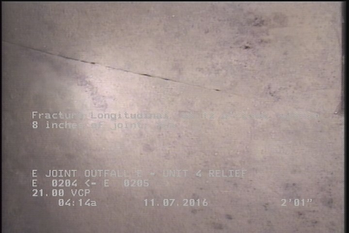 Fracture Longitudinal, at 12 o'clock, within 8 inches of joint: YES
