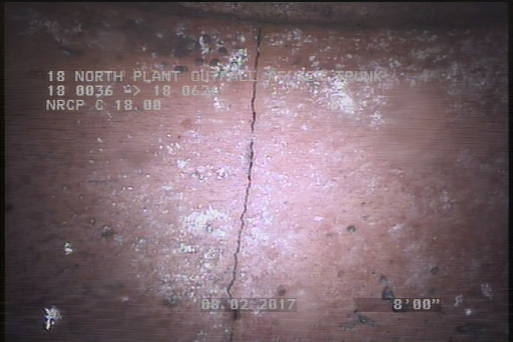 Fracture Longitudinal, at 11 o'clock, within 8 inches of joint: YES - SLIGHT