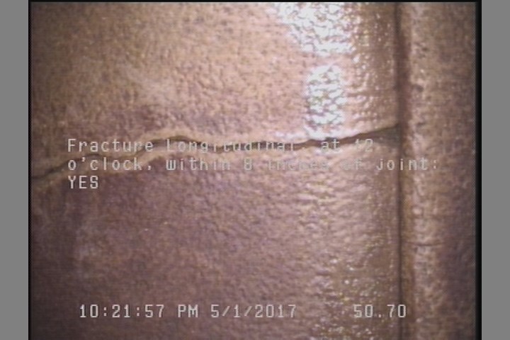 Fracture Longitudinal, at 12 o'clock, within 8 inches of joint: YES