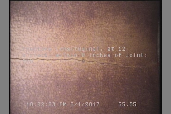 Fracture Longitudinal, at 12 o'clock, within 8 inches of joint: YES