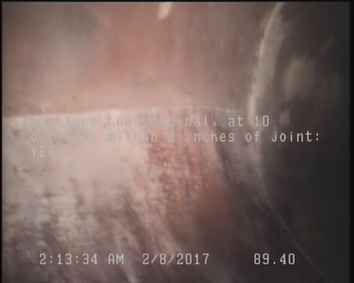 Fracture Longitudinal, at 10 o'clock, within 8 inches of joint: YES