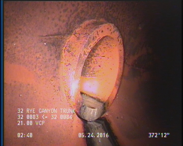 Tap Break-In Intruding, at 10 o'clock, -, #v, within 8 inches of joint: NO, 6", 1"