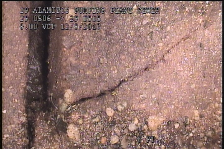Fracture Circumferential, from 07 to 09 o'clock, within 8 inches of joint: YES - SLIGHT