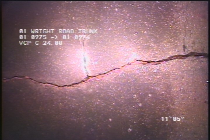 Fracture Longitudinal, at 12 o'clock, within 8 inches of joint: YES, - SLIGHT