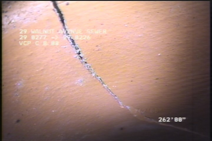 Fracture Circumferential, from 12 to 05 o'clock, within 8 inches of joint: YES - SLIGHT
