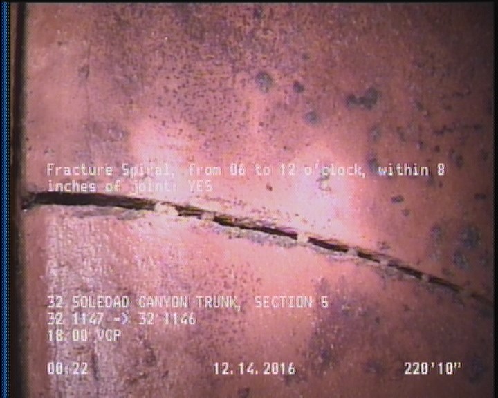 Fracture Spiral, from 06 to 12 o'clock, within 8 inches of joint: YES