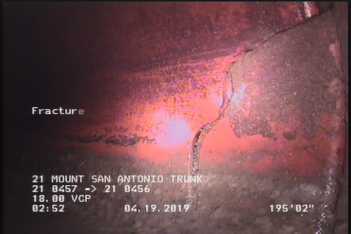 Fracture Spiral, from 03 to 06 o'clock, within 8 inches of joint: YES