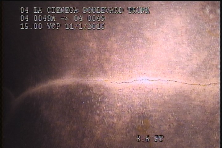 Fracture Longitudinal, at 12 o'clock, within 8 inches of joint: YES, Start - SLIGHHT