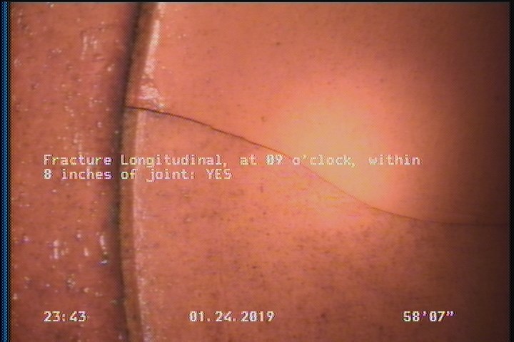Fracture Longitudinal, at 09 o'clock, within 8 inches of joint: YES