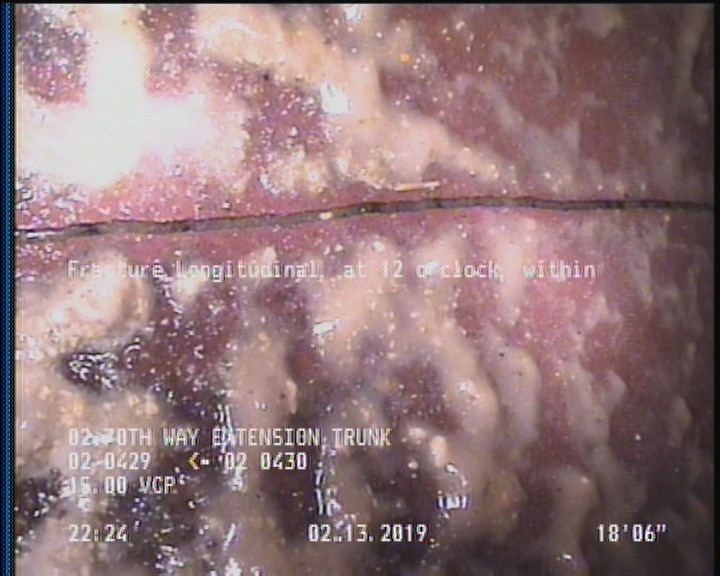 Fracture Longitudinal, at 12 o'clock, within 8 inches of joint: YES