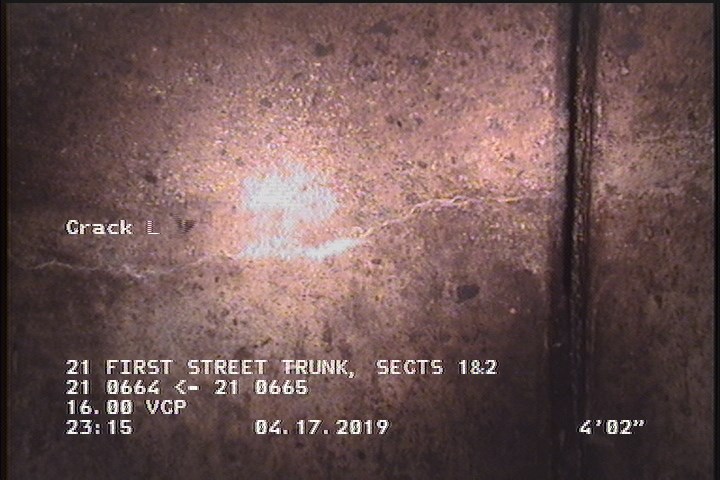 Crack Longitudinal, at 09 o'clock, within 8 inches of joint: YES